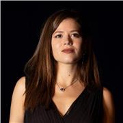 Profesora de técnica vocal: canto lírico y moderno